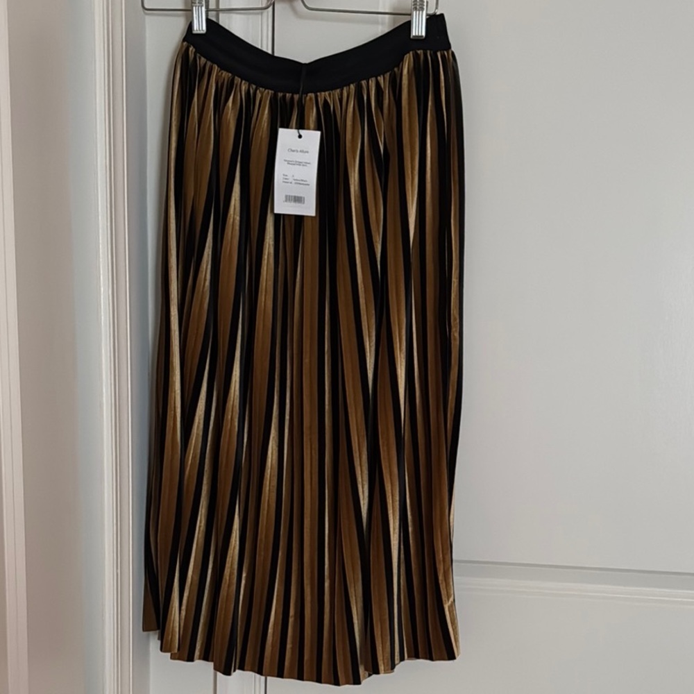 Elegant Velvet Black and Gold Pleated Skirt